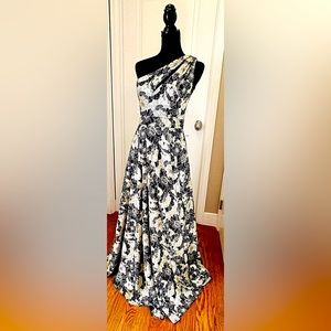 Beautiful Betsy and Adam Gown size 8